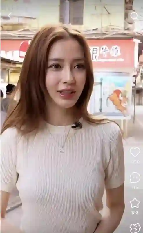 36岁杨颖去澳门吃蛋挞，穿米白色套装像少女，治好了我的年龄焦虑
