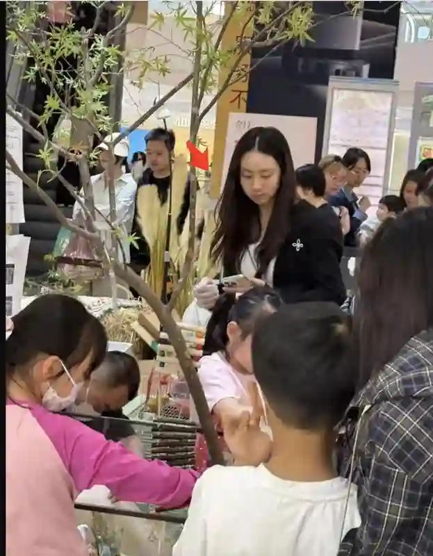 17岁森碟被偶遇，下巴矫正后美到认不出，穿吊带配牛仔裤甜美青春