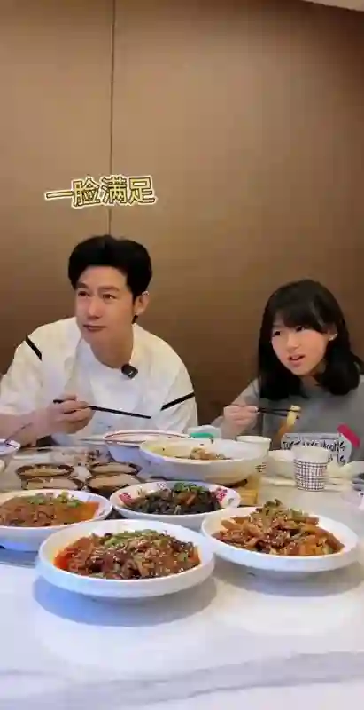 陆毅女儿长大啦，贝儿长得亭亭玉立，眉眼间透着灵动，嘴唇真好看