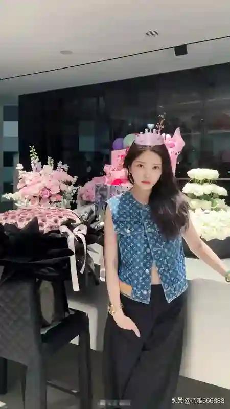 杜淳老婆王灿庆37岁生日，烫卷发配蝴蝶结，甜美如17岁少女
