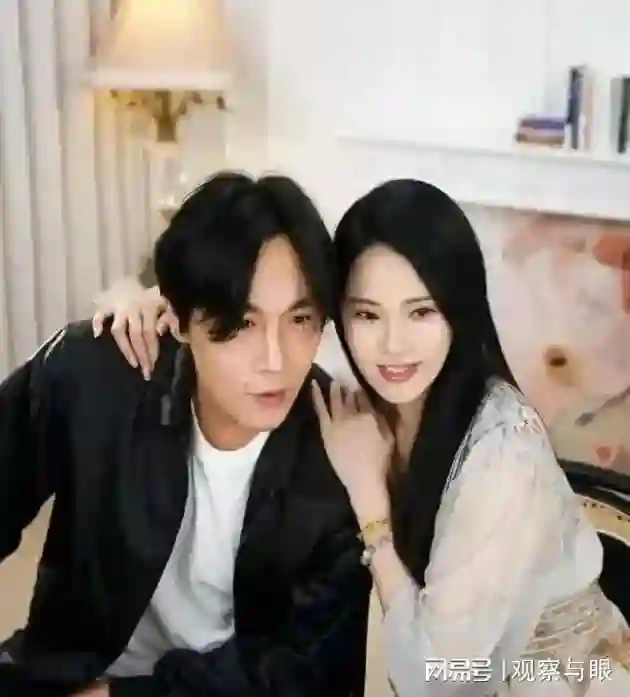 伊能静全家去灵隐寺祈福，秦昊罕见露面，住1万块一晚的豪华酒店