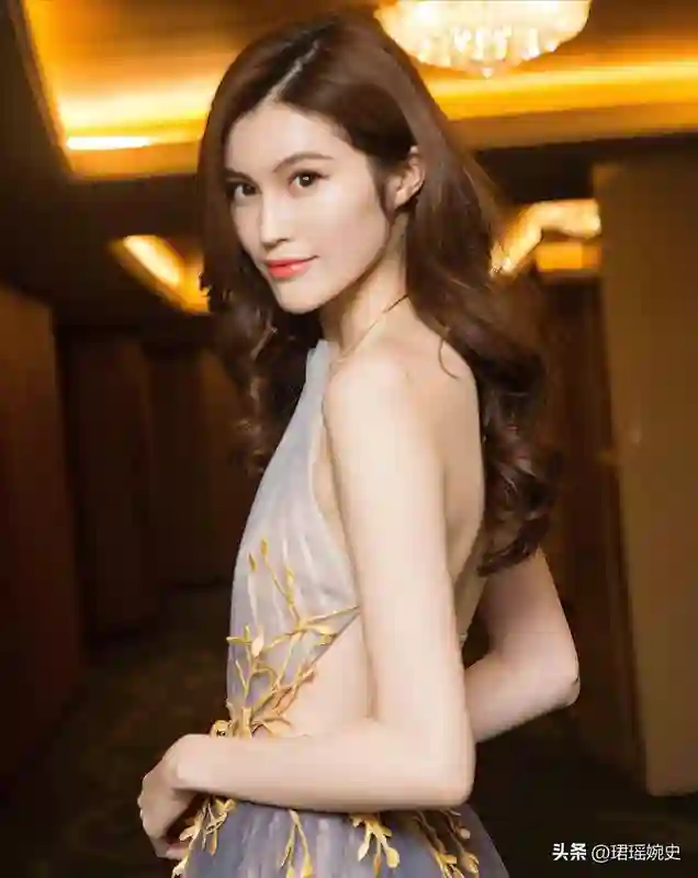 18年前，她靠着给李咏砸金蛋为生，如今摇身一变成了国际超模