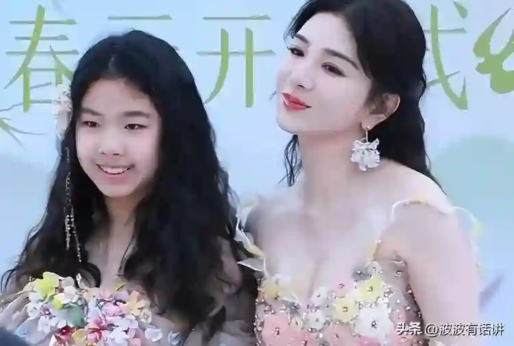 没想到，黄奕才11岁的女儿身高就跟她不相上下，可惜长相太像爸爸