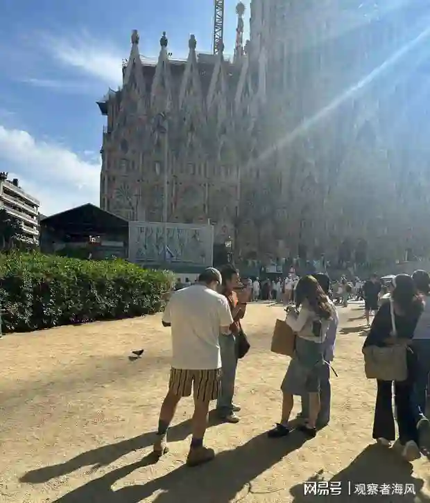 窦靖童西班牙街头被偶遇，短头发黑墨镜手串酷似王菲