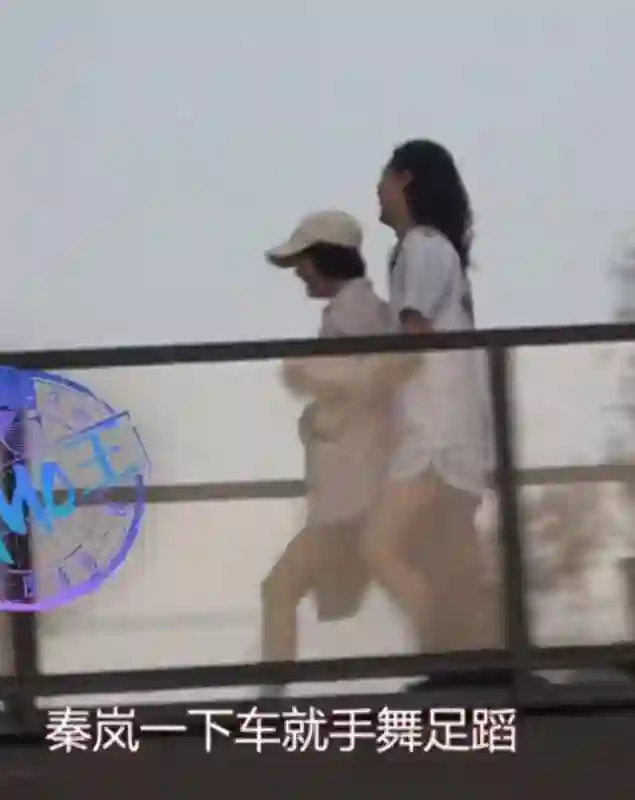 魏大勋接秦岚回家，魏爸当司机？网友：“这波稳了，坐等官宣！”