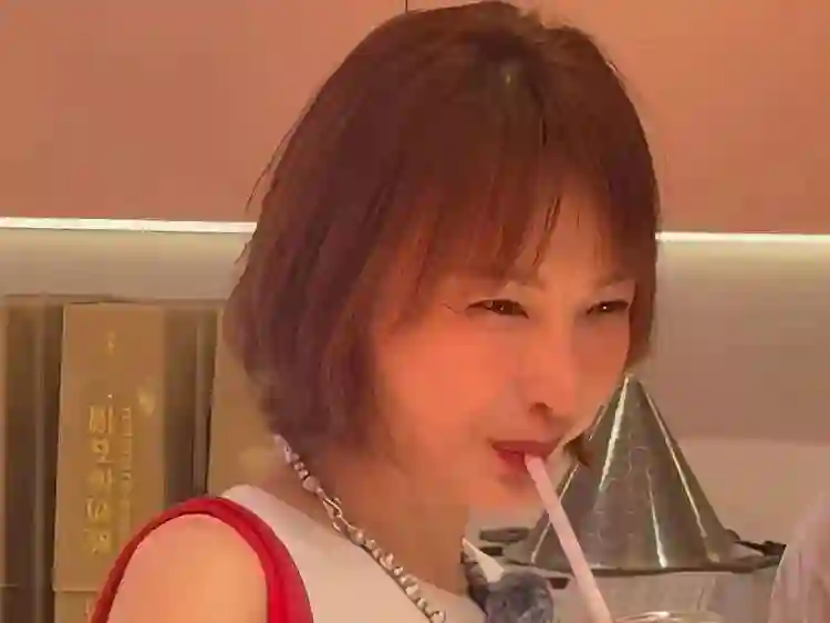 网友在新疆偶遇吴昕，脖子、骨盆前倾愈发明显，表情呆愣像普通人