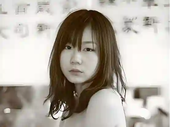 2011年，她全裸接受记者采访，并称：我敢看你们，你们敢看我吗？