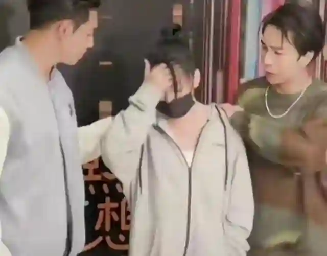 小S低调赴韩引猜测，最新照片曝光，状态极差，瘦得撑不起衣服