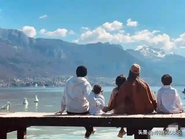 周杰伦老婆昆凌五一假期分享一家五口背影，夫妻手牵手甜度爆表