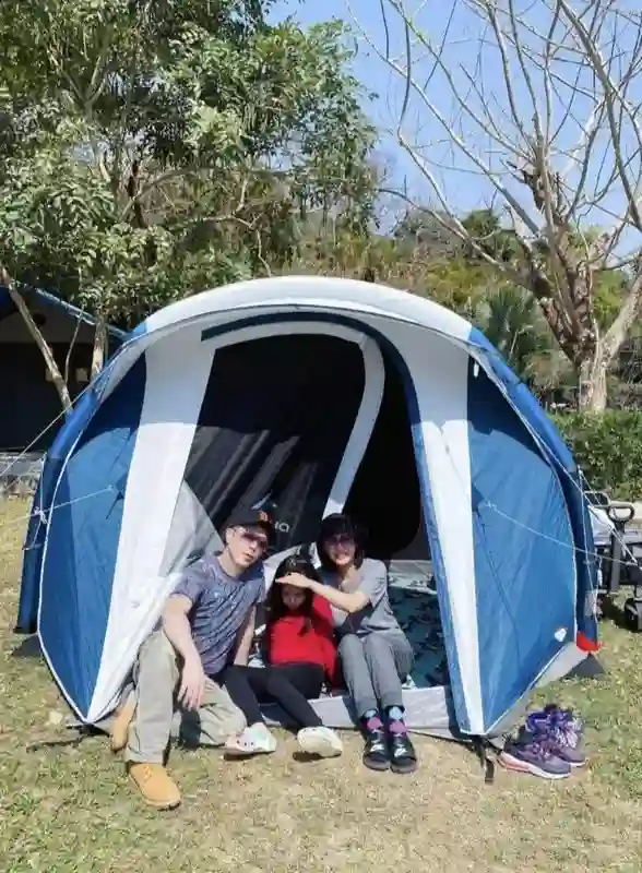 54岁朱茵现状：她住深山残屋，开2万块破车，却说嫁给黄贯中很幸