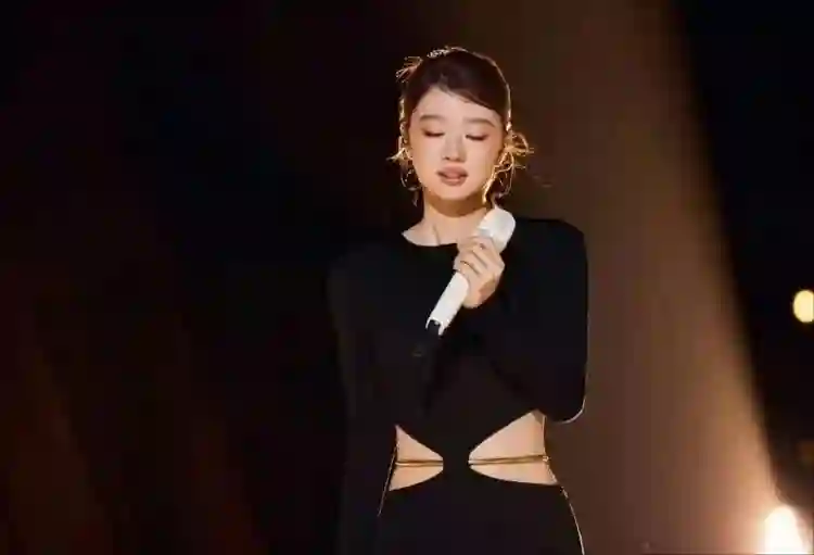 单依纯回应“像王菲”争议，传承创新并存，审美碰撞凸显代际差异