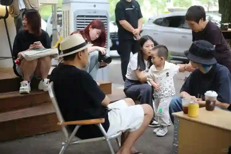 汪涵约周笔畅咖啡店叙旧，眼袋好大长了老年斑，两人坐街边像父女