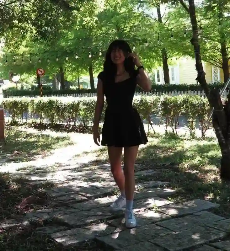 贾静雯女儿晒照，梧桐妹摘掉鼻环，卸了浓妆，美回19岁该有的样子