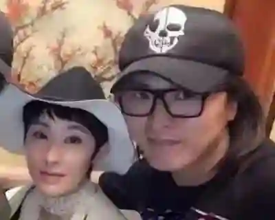 57岁张敏在浙江，皮肤好白，脸几乎无皱纹，与小10岁男友定居当地