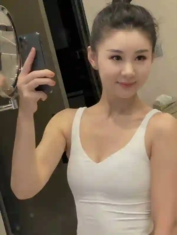 李小萌迷你身材尽显，丈夫强烈反对她拍摄，原因曝光！