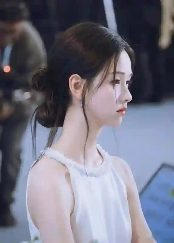 陈都灵“排骨胸+金刚肩”，时尚盛典引热议：健康美才是真时尚