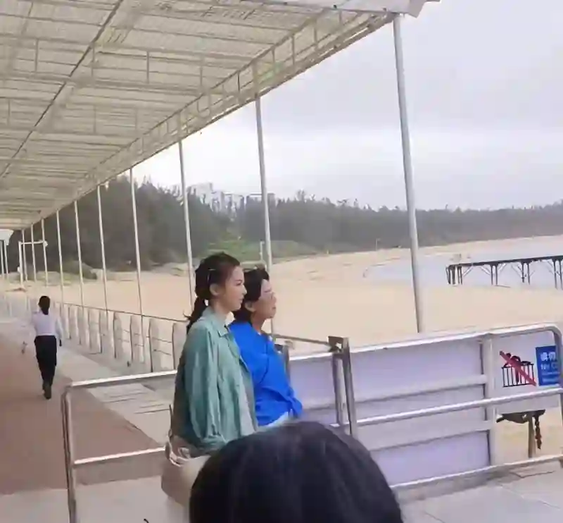 三亚偶遇42岁黄圣依，穿比基尼秀身材，陈梦手挽手抢镜太吸睛！