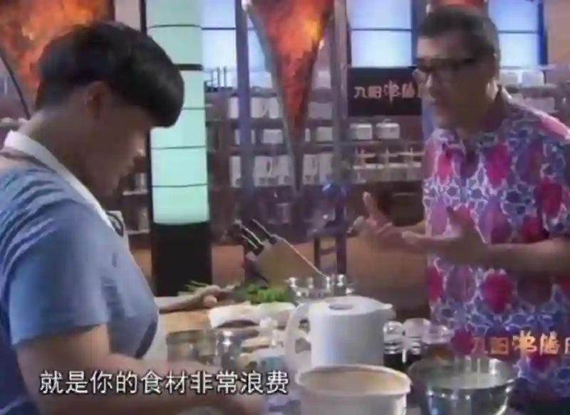 “九转大肠”曹可凡：揩油姜妍、抢C位，吃相实在太难看了