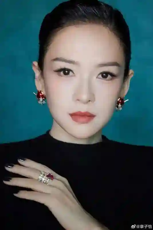 华表奖这一夜，被笑不露齿的章子怡惊艳，不穿暴露礼服却艳压群芳