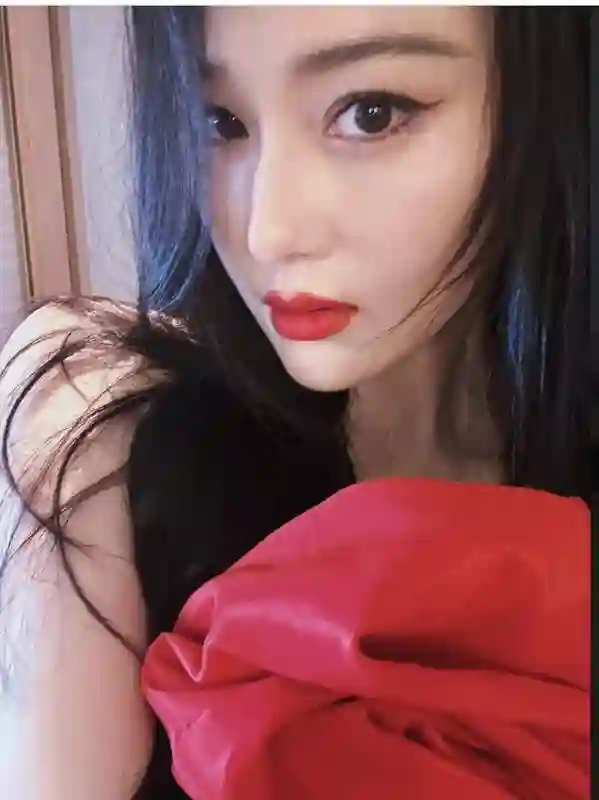38岁张馨予对比37岁刘亦菲：同是颜霸，一个明艳贵气一个娇艳欲滴