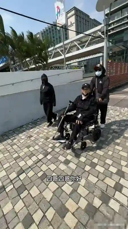 谢霆锋88岁老爸谢贤缺席演唱会后现身尖沙咀！轮椅出行仍帅气，粉丝惊呼：太酷了！