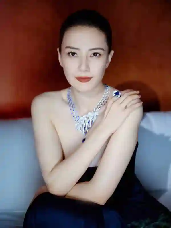 高圆圆蓝色抹胸裙造型惊艳！雪肌闪耀尽显优雅女神气场