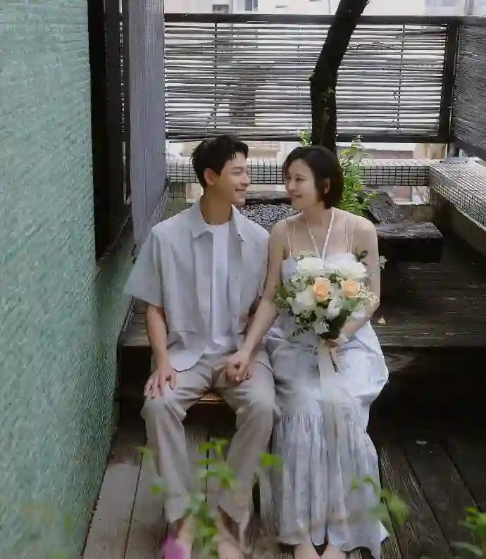 刘品言晒婚纱美照，宣布结婚且已怀孕