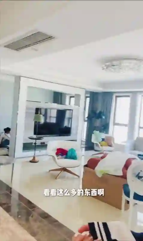 李亚鹏妻子搬家大曝光，豪宅变小区，王菲的选择真聪明！