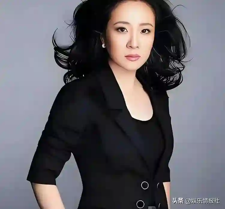 她是国家一级女演员，多次给坐轮椅丈夫戴绿帽，如今儿子也是演员