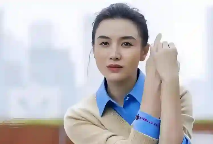 不愧是宋佳！谈帅哥、爱才子，却最终嫁给了小7岁的弟弟