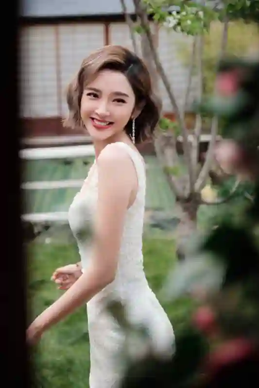 唐艺昕35岁颜值身材双在线，白包臀短裙秀美腿状态超好