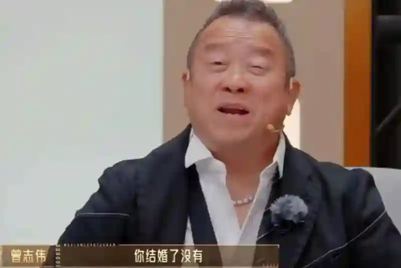 没分手？王鸥看何九华话剧，坐最佳位置不避讳，男方4月曾说未婚