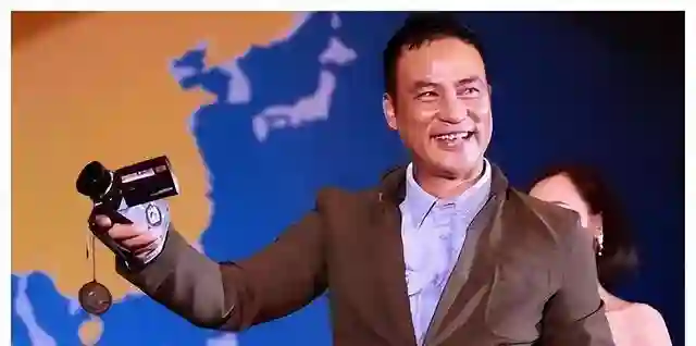 任达华：出道43年0绯闻，为爱丁克，50岁老来得子泪流满面
