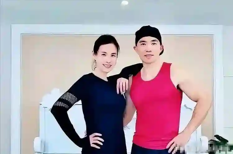 解约原公司，转投周杰伦俩月，报警自证的刘畊宏，给明星敲响了警钟