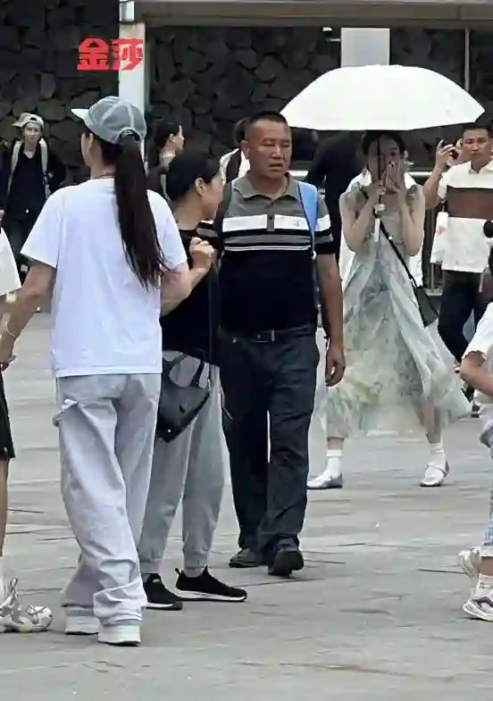 42岁金莎现身江西，和小男友孙丞潇约会，打扮朴素，不像中年妇女