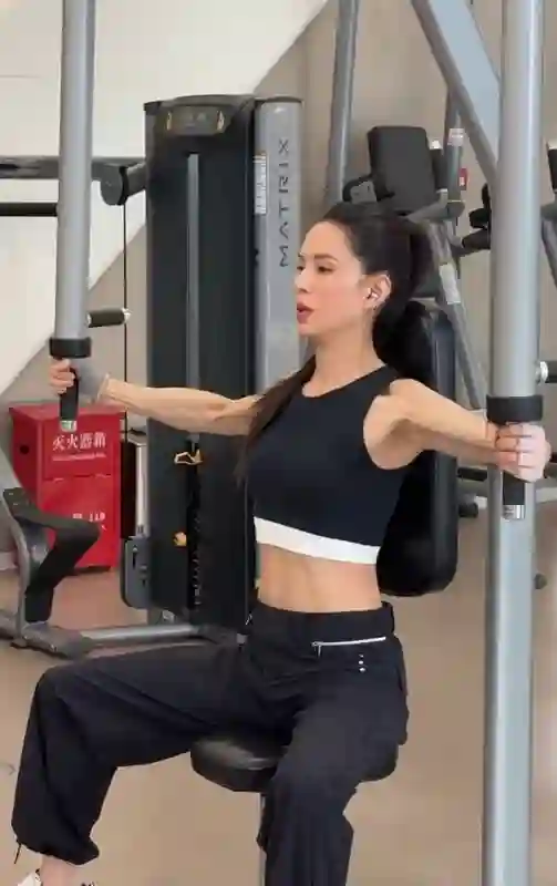 58岁李若彤秀腹肌马甲线超吸睛