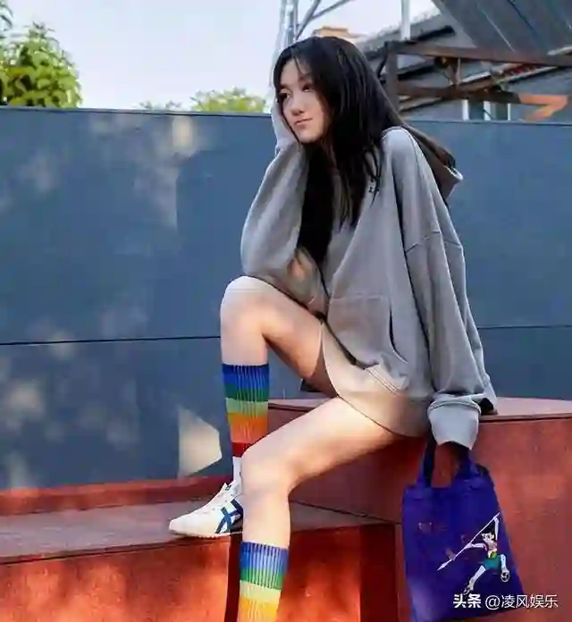 18岁李嫣近照曝光，兔唇痕迹消失不见，美出高度，不愧是王菲女儿