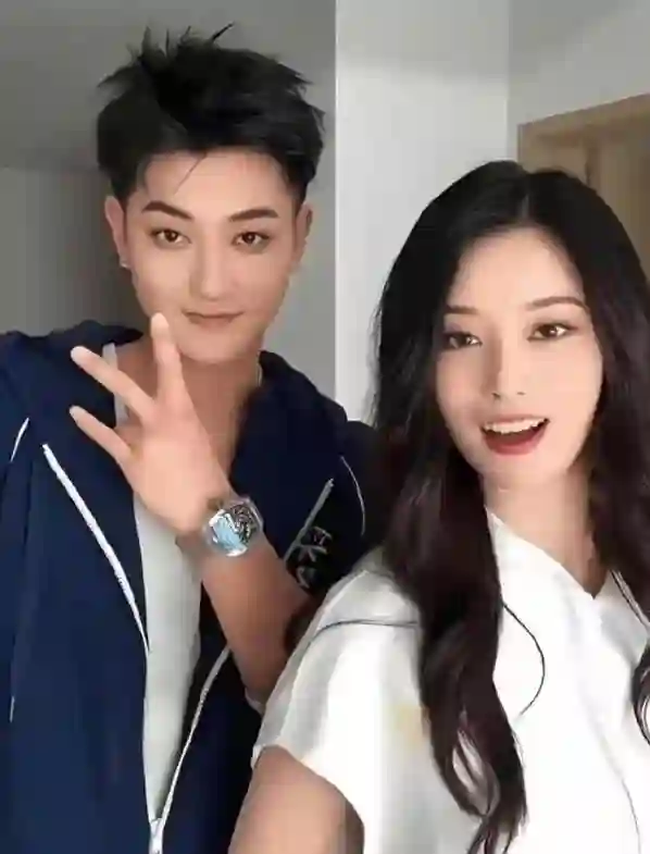 黄子韬徐艺洋孩子首曝光：徐妈妈温柔抱着婴儿，满脸的宠溺和灿笑