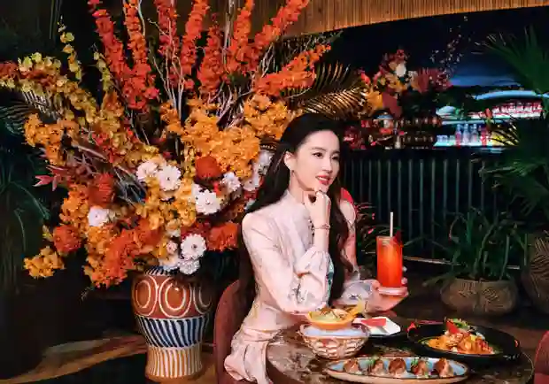 刘亦菲阿布扎比夕阳下的漫步，畅享阿拉伯美食