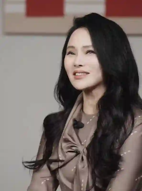伊能静这段回应太有情商，刘亦菲深厚友谊背后原因曝光