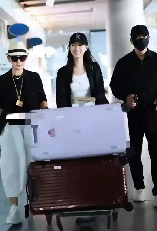 赵文卓一家三口回国，17岁女儿赵子仪好漂亮，从小被富养名媛气质