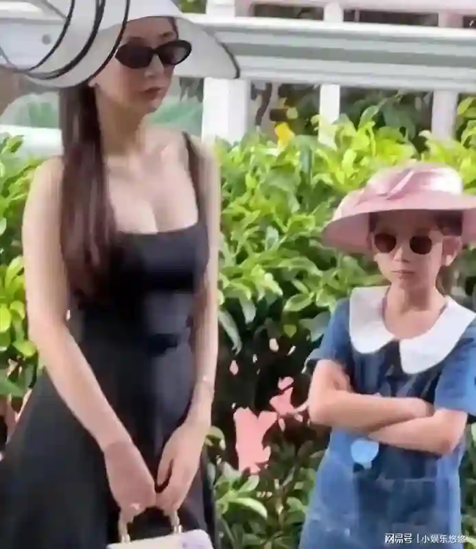 尴尬！大家只找郭富城合影，方媛打扮绝美被晾一边，天王嫂空头衔