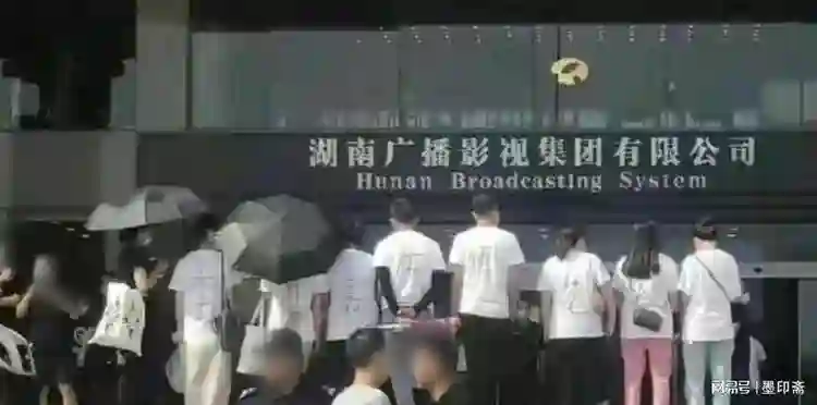 顶流主持跌落神坛，分手、封杀全经历，复出却被嘲“精神病”？