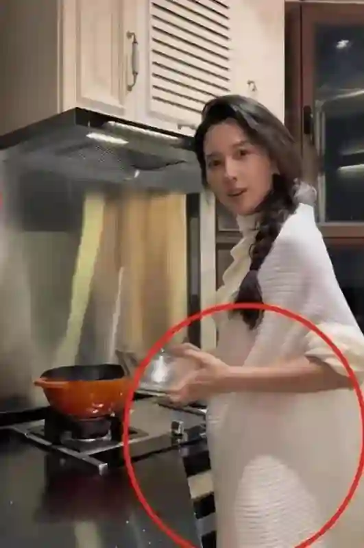 汪峰女友森林北直播带货首播，在线人数15万，回应又老又年轻