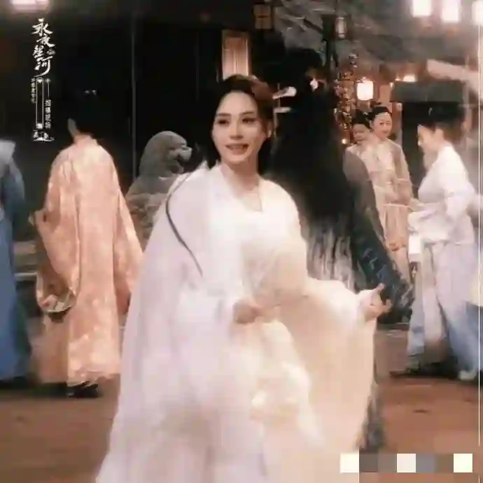 钟欣潼新戏暴瘦脱发演绝症妈妈，甩去偶像包袱，造型网友认不出