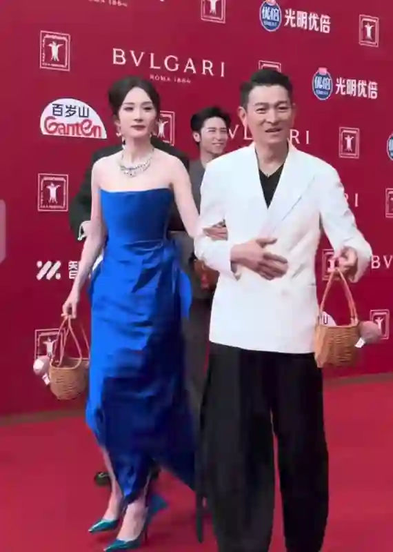 63岁刘德华挽手杨幂走红毯！西装笔挺状态惊艳，看着像40多岁