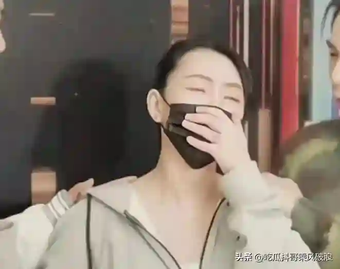 小S复出海报曝光，手指撑嘴角强颜欢笑，看起来仍想延续老风格！