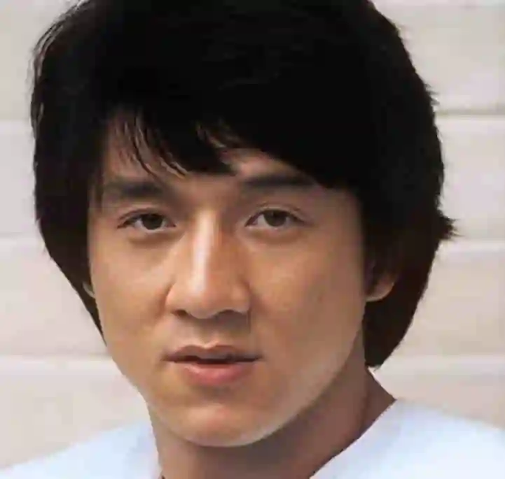 成龙老了，李连杰老了，周星驰也老了，而64岁的他看起来却像30岁