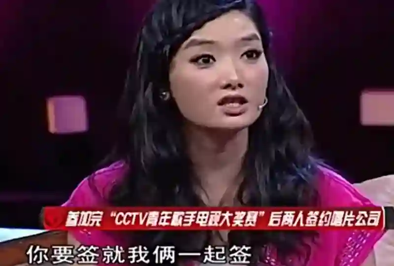 普思传奇玲花在演唱会上深鞠躬道歉，无一人退票，曾毅偷偷抹眼泪