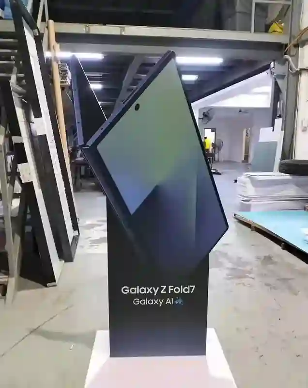 三星最薄、最轻折叠手机：Galaxy Z Fold7新渲染图曝光，相机明显凸起